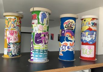 Litfaßsäulen mit Graffiti-Stylepieces und Graffiti-Tags der Klassen 9a und d